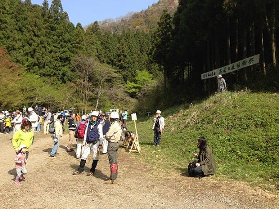 小下沢ベースに、参加者がぞくぞくと集まって来ています